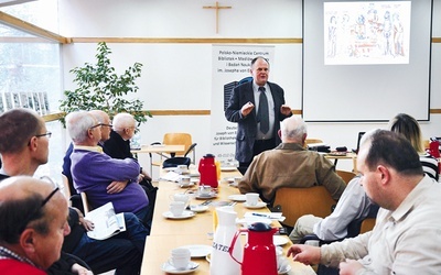 Dr Marek Sikorski opisywał życie śląskiej księżnej przedstawione w pełnych symboliki dziełach sztuki.