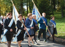 Modlitwa w drodze  do ołtarza papieskiego.