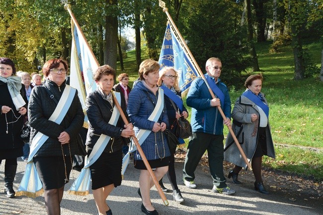 Modlitwa w drodze  do ołtarza papieskiego.