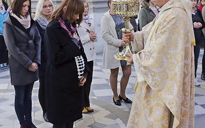 Tradycyjnie, podczas pielgrzymki kobiet do św. Jadwigi, te, które są w stanie błogosławionym, mogą otrzymać indywidualne błogosławieństwo relikwiami księżnej.