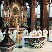 Eucharystia przed otwarciem pierwszej sesji plenarnej. W tle wizerunek Świętych Apostołów Piotra i Pawła, patronów naszej diecezji.