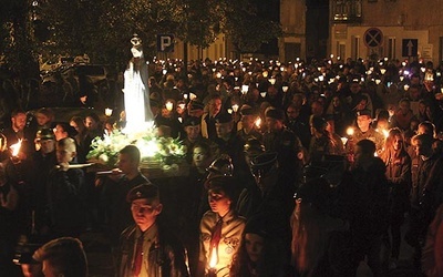 ▲	Procesja fatimska i zawierzenie Rypina Matce Bożej. 