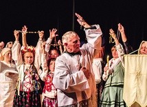 ▲	Aktorzy podkreślają, że ze swoim spektaklem wpisują się w hasło roku duszpasterskiego: „Idźcie i głoście”.