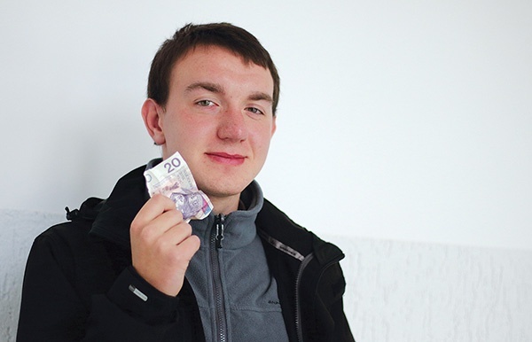 Patryk mieszka w Elblągu. Ma 20 lat i przygotowuje się do matury w liceum dla dorosłych. Do Lourdes wyruszył 11 sierpnia br. Pielgrzymka trwała dwa tygodnie. Filmowe relacje dostępne są na YouTubie – „Z pamiętnika pielgrzyma”. 