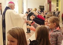 Po homilii arcybiskup poświęcił różańce przyniesione przez dzieci pierwszokomunijne.