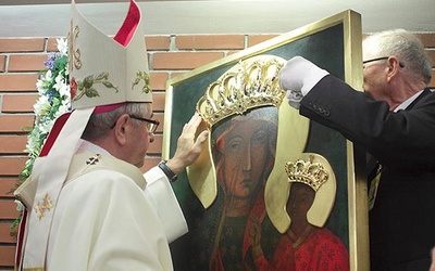 Po homilii odbyła się uroczysta koronacja obrazu MB Częstochowskiej.
