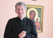 ►	Ks. Andrzej Krasowski zawierza swoich parafian Matce Bożej.