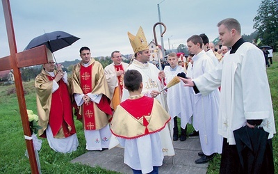 ▲	Podczas jubileuszu bp Leszek Leszkiewicz poświęcił plac  pod budowę nowego domu zakonnego zgromadzenia, który stanie w pobliżu kościoła.