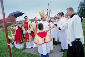 ▲	Podczas jubileuszu bp Leszek Leszkiewicz poświęcił plac  pod budowę nowego domu zakonnego zgromadzenia, który stanie w pobliżu kościoła.