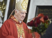 Biskup Ignacy zakończył Mszę, a dopiero po błogosławieństwie przyjął życzenia