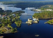Ks. Mikołaj Kęcik i Hiszpan Isac Gomez zostali posłani do miasteczka Savonlinna na wschodzie Finlandii. Na zdjęciu zamek św. Olafa na jeziorze Savonlinna.