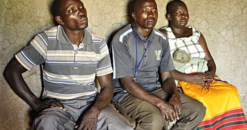 George, Okello i Yosca ze smutkiem opowiadają o losie mieszkańców Apaa.