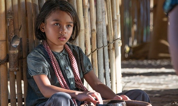 Bohaterka filmu Loung Ung ma 5 lat. Jej przeżycia są odzwierciedleniem prawdziwej historii współscenarzystki filmu.