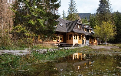 Jedno z najlepszych polskich schronisk jest schowane na uboczu, na niewielkiej polanie poniżej szlaku nad Morskie Oko.