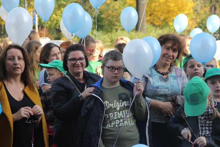 Uczestnicy marszu niesli ze soba balony, które przed katedrą wypuścili do nieba