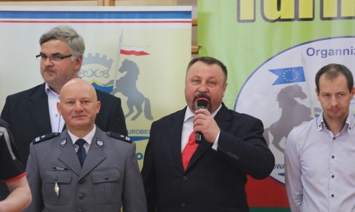 W imieniu organizatorów zawodniom gratulował prezes stowarzyszenia Stanisław Handerek