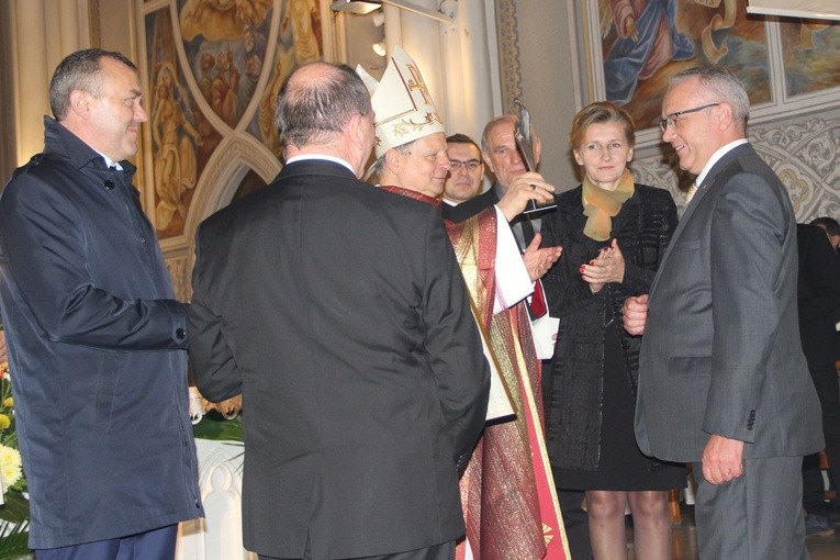 Statuetkę Rycerzom Kolumba wręczył bp Henryk Tomasik. Z prawej Andrzej Anasiak