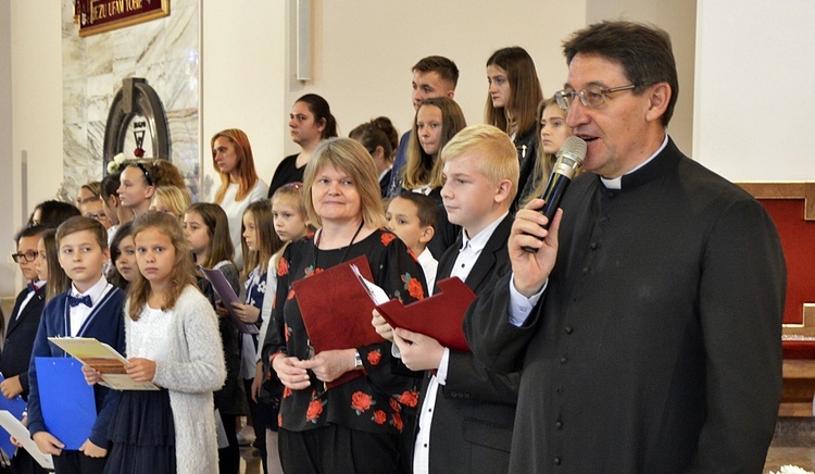 - Życzę wam, abyście jak najczęściej sięgali do życiorysu papieża, do jego nauczania, i abyście jak najwięcej czerpali z tej nauki i korzystali z niej w życiu codziennym - mówił ks. Zbigniew Sajewski