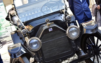 Auto z początku XX wieku było nie lada atrakcją dla fascynatów motoryzacji