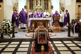 Arcybiskup Wrocławski przewodniczył Mszy św.  podczas pogrzebu ks. Jana Myjaka