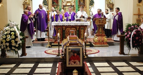 Arcybiskup Wrocławski przewodniczył Mszy św.  podczas pogrzebu ks. Jana Myjaka