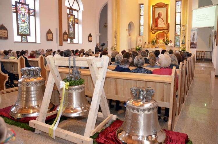 Poświęcenie nowych dzwonów w parafii w Podsarniu