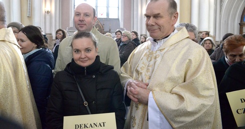 Przedstawiciele dekanatu starachowickiego południowego odbierają różaniec i świecę na Jerycho Różańcowe