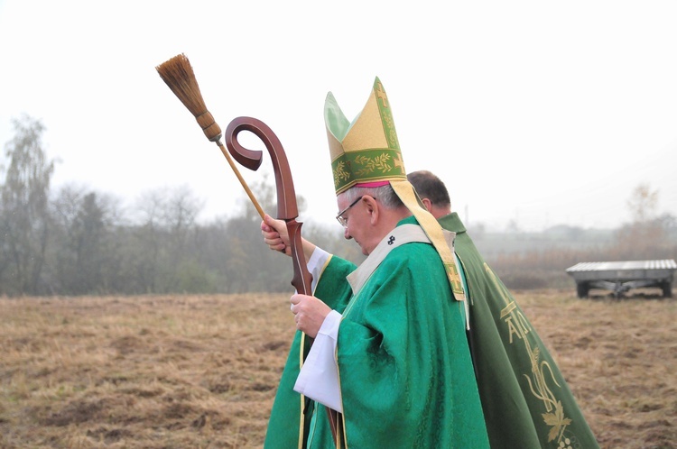 Abp Budzik poświęcił plac pod budowę kościoła św. Jana Kantego przy ul. Berylowej w Lublinie