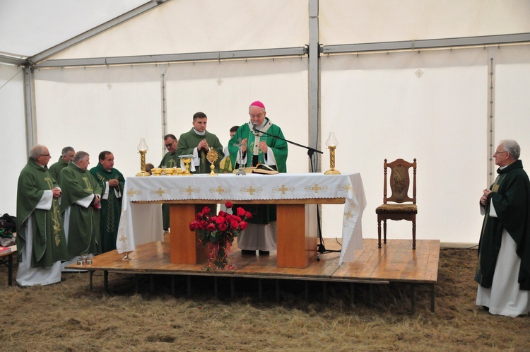 Abp Budzik poświęcił plac pod budowę kościoła św. Jana Kantego przy ul. Berylowej w Lublinie