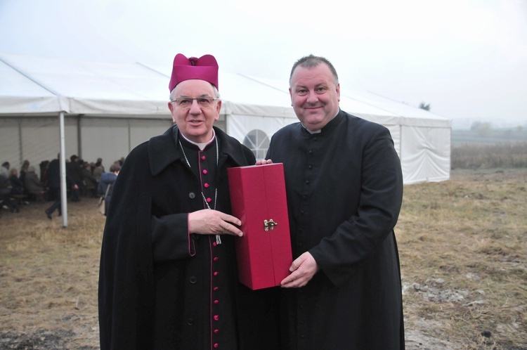 Abp Budzik poświęcił plac pod budowę kościoła św. Jana Kantego przy ul. Berylowej w Lublinie