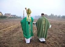 Abp Budzik poświęcił plac pod budowę kościoła św. Jana Kantego przy ul. Berylowej w Lublinie