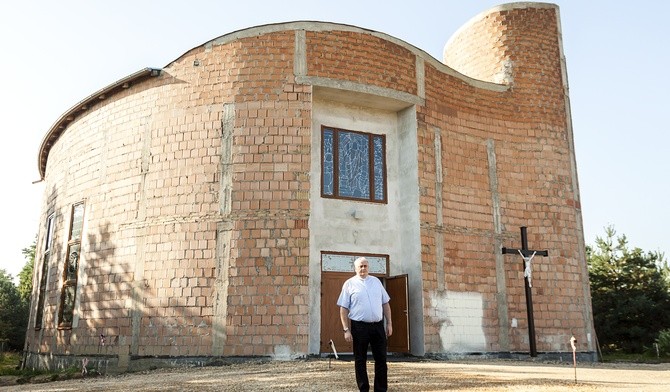 Na Zachodzie rozbiera się kościoły, a tutaj się je buduje