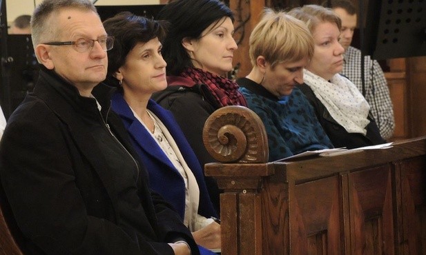 Pierwsi z lewej: Zofia i Adam Jaroszowie - diecezjalna para Domowego Kościoła