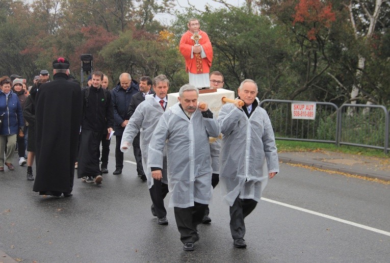 Relikwie bł. ks. Jerzego Popiełuszki towarzyszyły pątnikom na ich pielgrzymiej drodze 