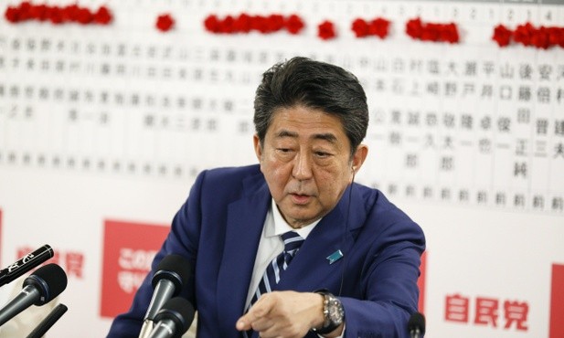 Zwycięstwo prawicy w przedterminowych wyborach w Japonii