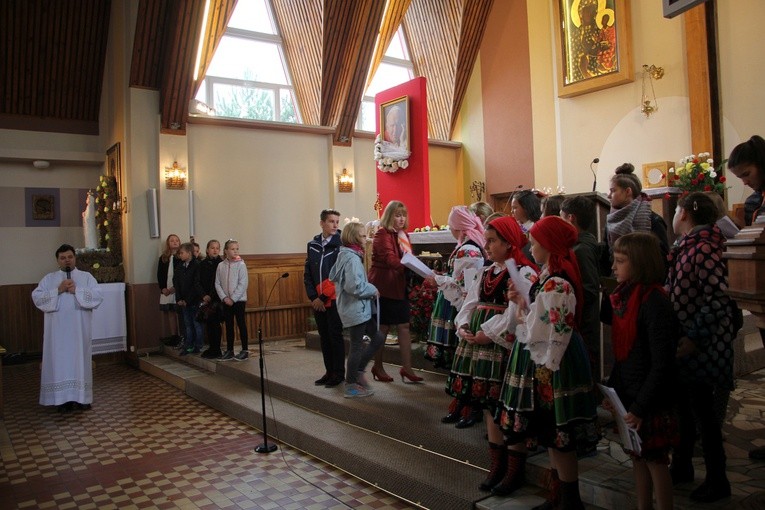 Wprowadzenie relikwii św. Jana Pawła II do parafii w Bobrownikach