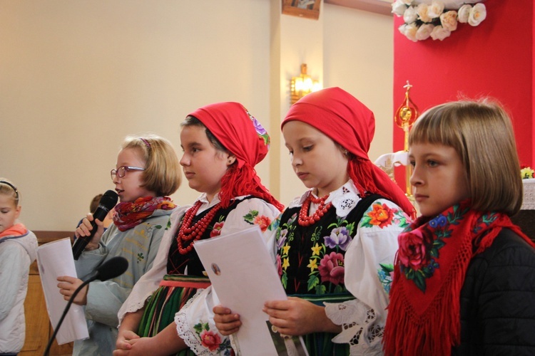 Wprowadzenie relikwii św. Jana Pawła II do parafii w Bobrownikach