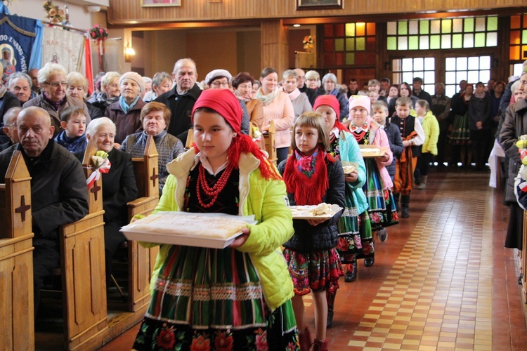 Wprowadzenie relikwii św. Jana Pawła II do parafii w Bobrownikach