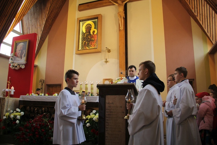 Wprowadzenie relikwii św. Jana Pawła II do parafii w Bobrownikach