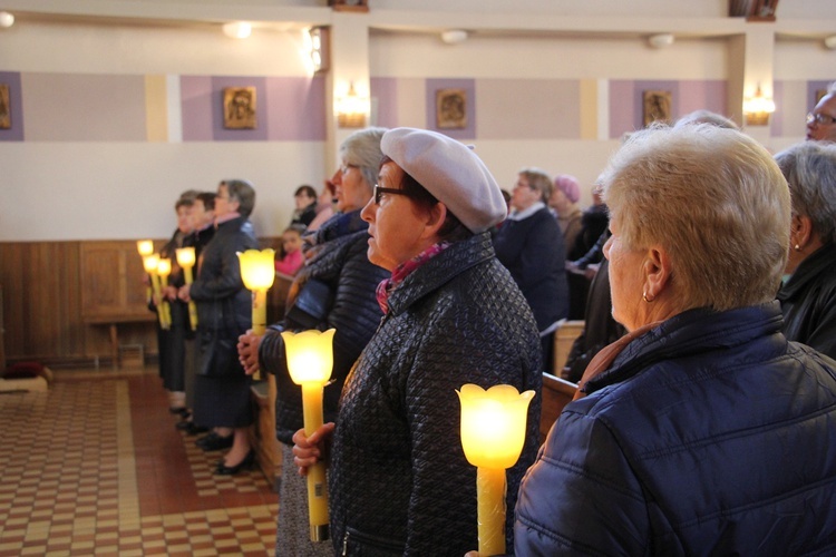 Wprowadzenie relikwii św. Jana Pawła II do parafii w Bobrownikach