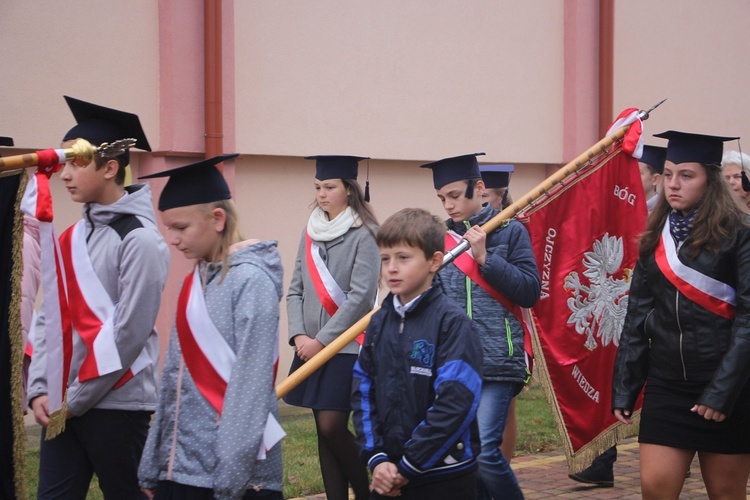 Wprowadzenie relikwii św. Jana Pawła II do parafii w Bobrownikach