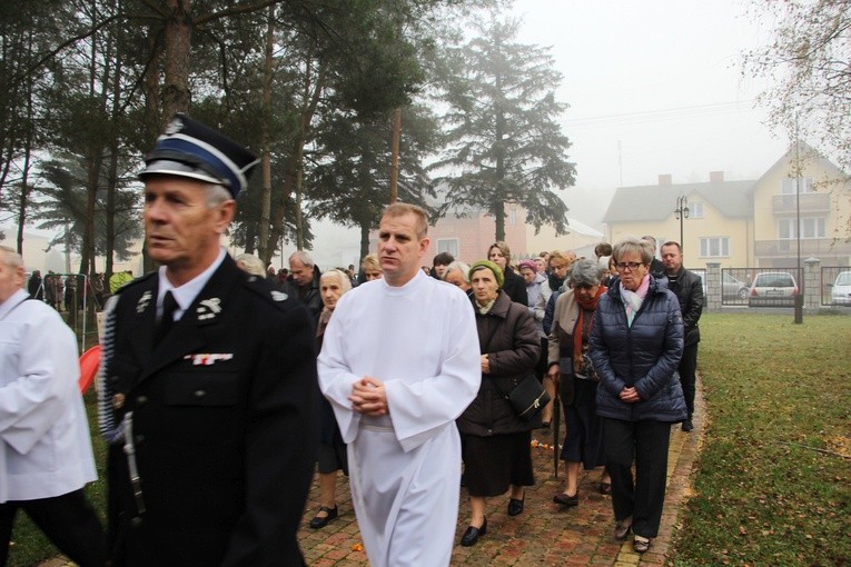 Wprowadzenie relikwii św. Jana Pawła II do parafii w Bobrownikach