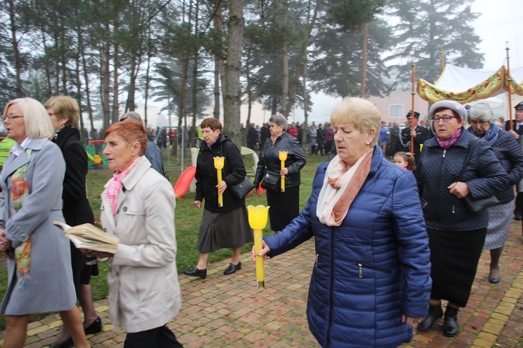 Wprowadzenie relikwii św. Jana Pawła II do parafii w Bobrownikach