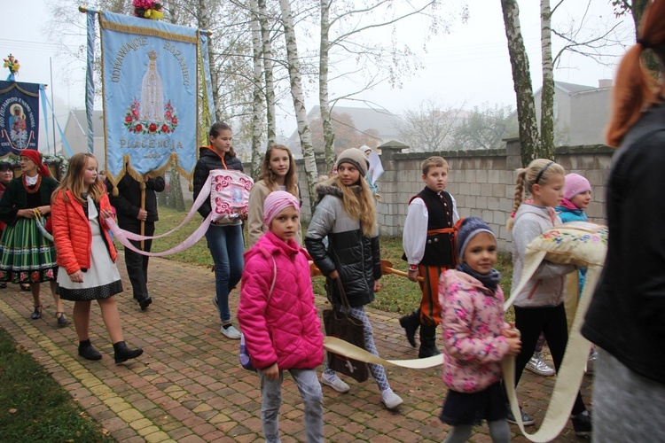 Wprowadzenie relikwii św. Jana Pawła II do parafii w Bobrownikach