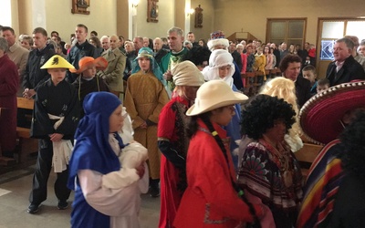 Barwna procesja w Szymbarku