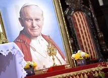 Obraz i relikwie świętego wystawione w czasie uroczystej Mszy św. 