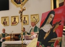 Relikwiarz z relikwiami św. Rity stał na ołtarzu. Eucharystii przewodniczył bp Piotr Turzyński