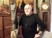 Ksiądz profesor jest antropologiem i misjonarzem, który wiele lat spędził na badaniach w Australii i Oceanii. Obecnie wykłada na Uniwersytecie Gdańskim.