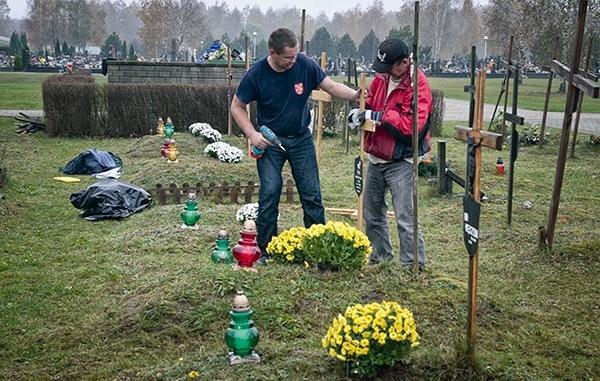 Oprócz fizycznej pracy ofiarowali za nieznanych z imienia Mszę św. i Koronkę do Miłosierdzia Bożego.