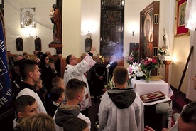 Podczas Mszy św. młodzież z parafii  św. Kazimierza Królewicza otrzymała sakrament bierzmowania.
